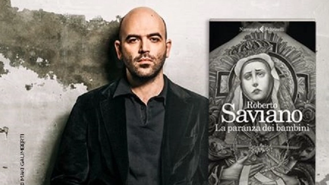 Lo scrittore Roberto Saviano e la copertina del suo ultimo libro