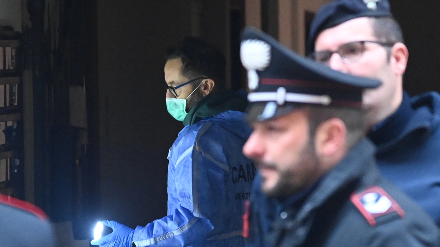 I carabinieri la mattina del tentato omicidio nell’appartamento di via Rialto