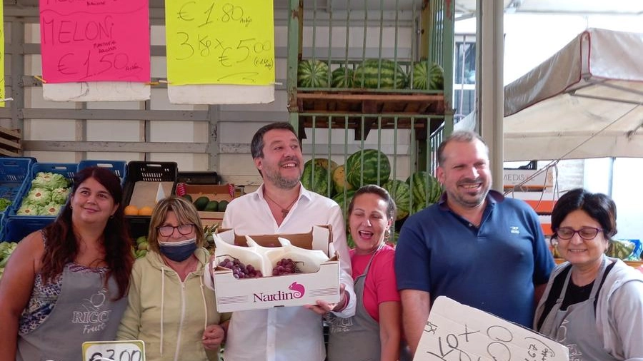 Il segretario della Lega tra la folla del mercato del sabato mattina a distribuire volantini, stringere mani e fare foto