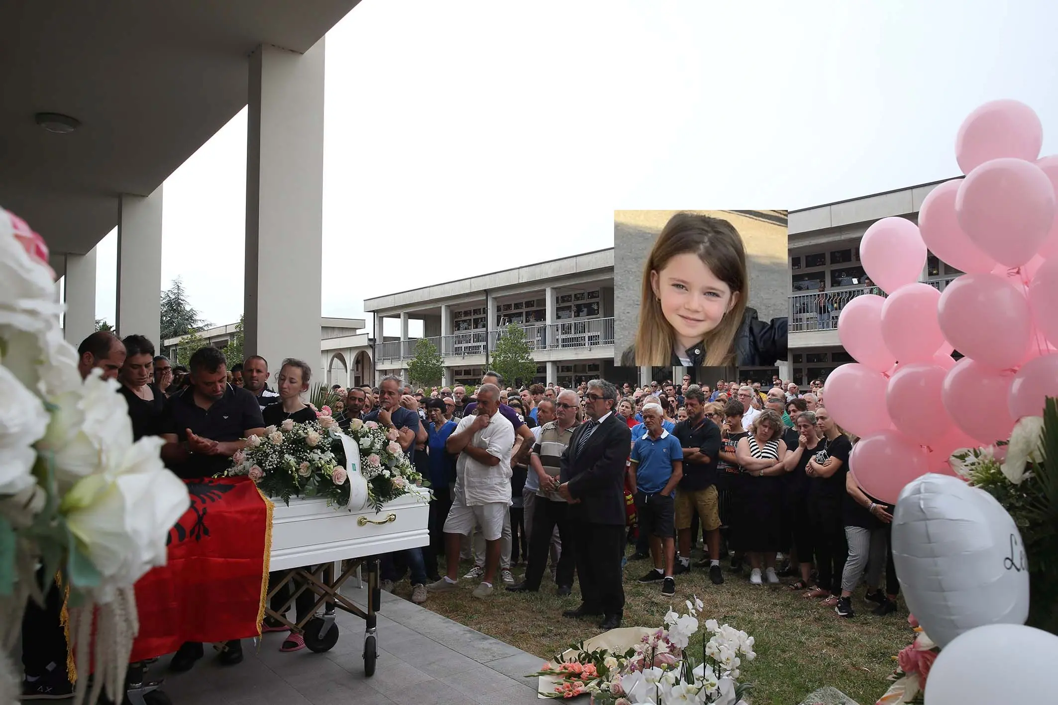 Palloncini rosa e azzurri ai funerali dei bimbi uccisi dal fango - la  Repubblica