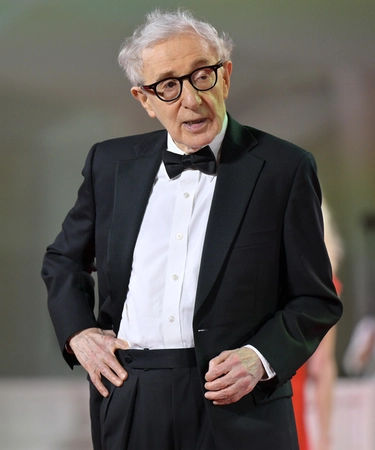 Woody Allen contestato durante la passerella sul red carpet di Venezia