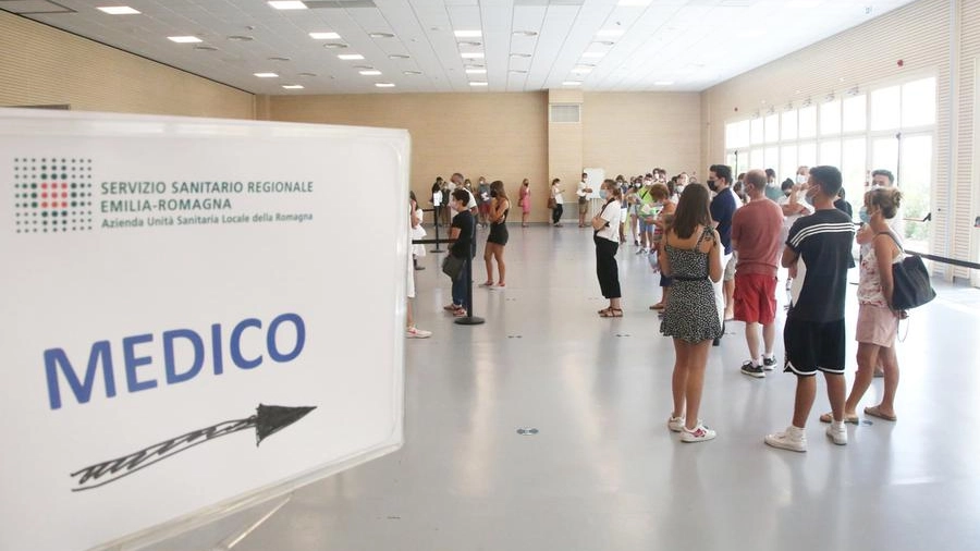 La gente in fila nell’hub vaccinale in fiera a Pievesestina (foto Ravaglia)