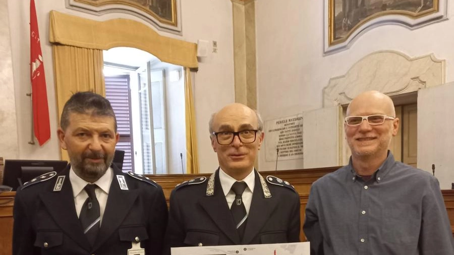 Al centro il vicecomandante della polizia locale Filippo Peroni