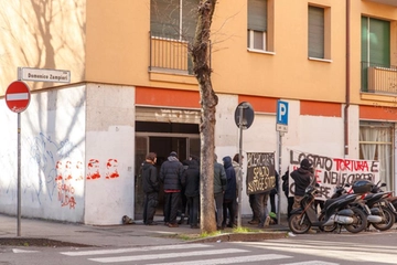 Occupazione a Bologna, i collettivi ‘invadono’ l’Acerchiata nel nome di Cospito