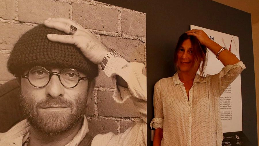 Nella foto, una gigantografia di Lucio Dalla e la scenografa Francesca Seminatore