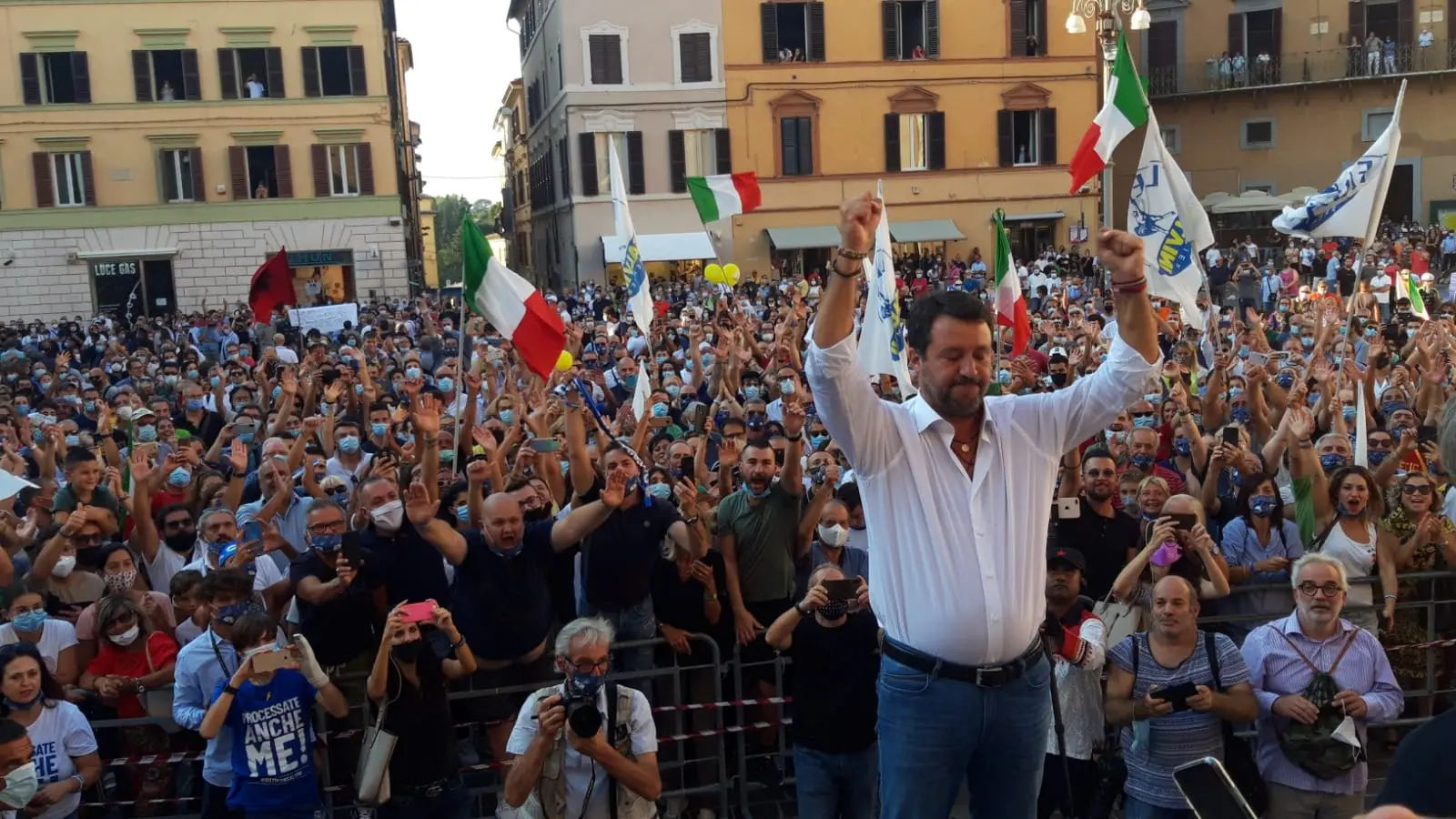 Salvini nelle Marche, a Jesi tra fan e contestatori. "Vediamo chi fischia domenica"