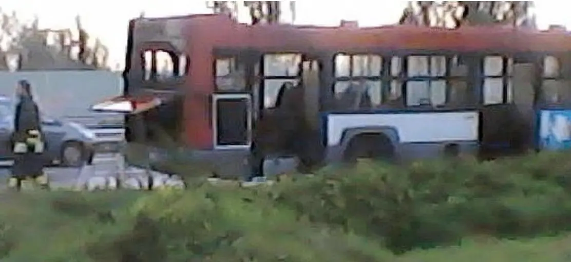 Caos trasporti, autobus in fiamme