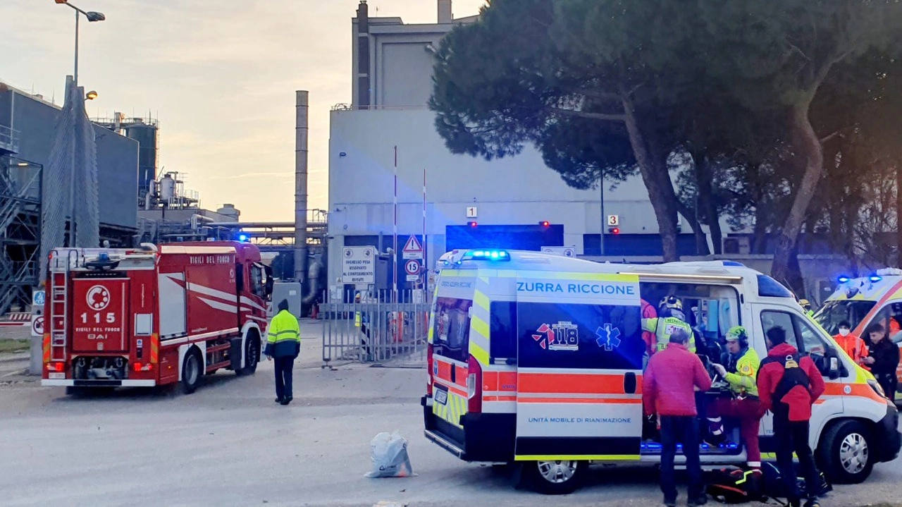 Esplosione in un inceneritore nel Riminese: sul posto 118, vigili del fuoco e carabinieri (foto Migliorini)