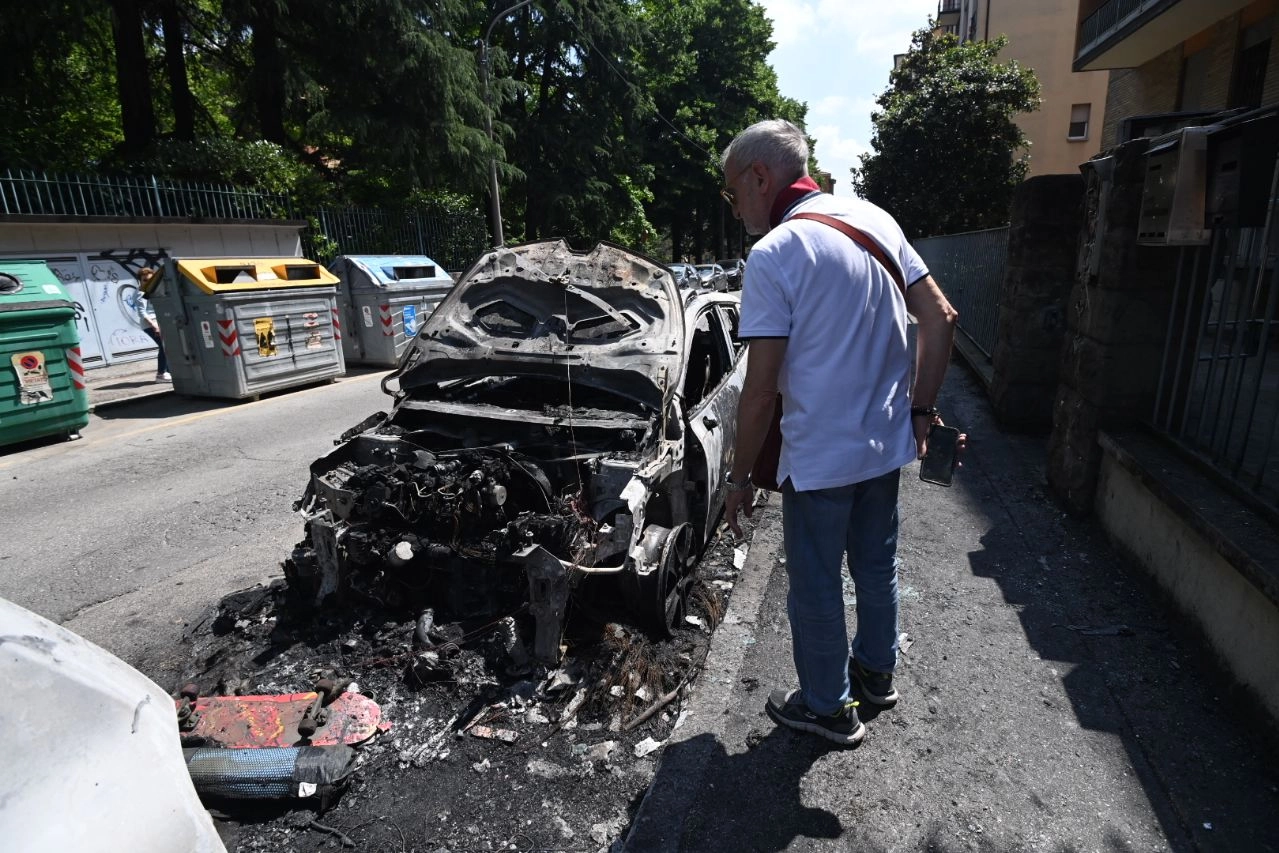 Una delle auto distrutte in via Ponchielli