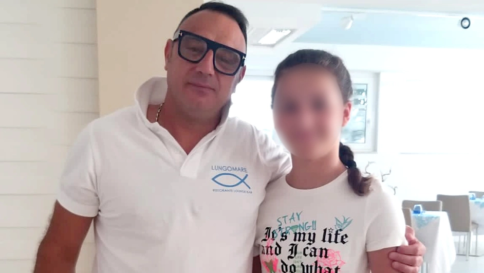 Il ristoratore Vito Fasano insieme alla turista 12enne a cui ha salvato la vita