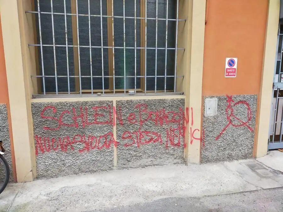 Scritte contro Schlein e Bonaccini, imbrattato il circolo Pd in Bolognina