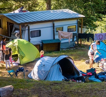 Turista morto in campeggio, “Serve subito il defibrillatore”