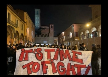 Manifestazione a Bologna oggi, in corteo gli attivisti del Cua. Scontri con la polizia