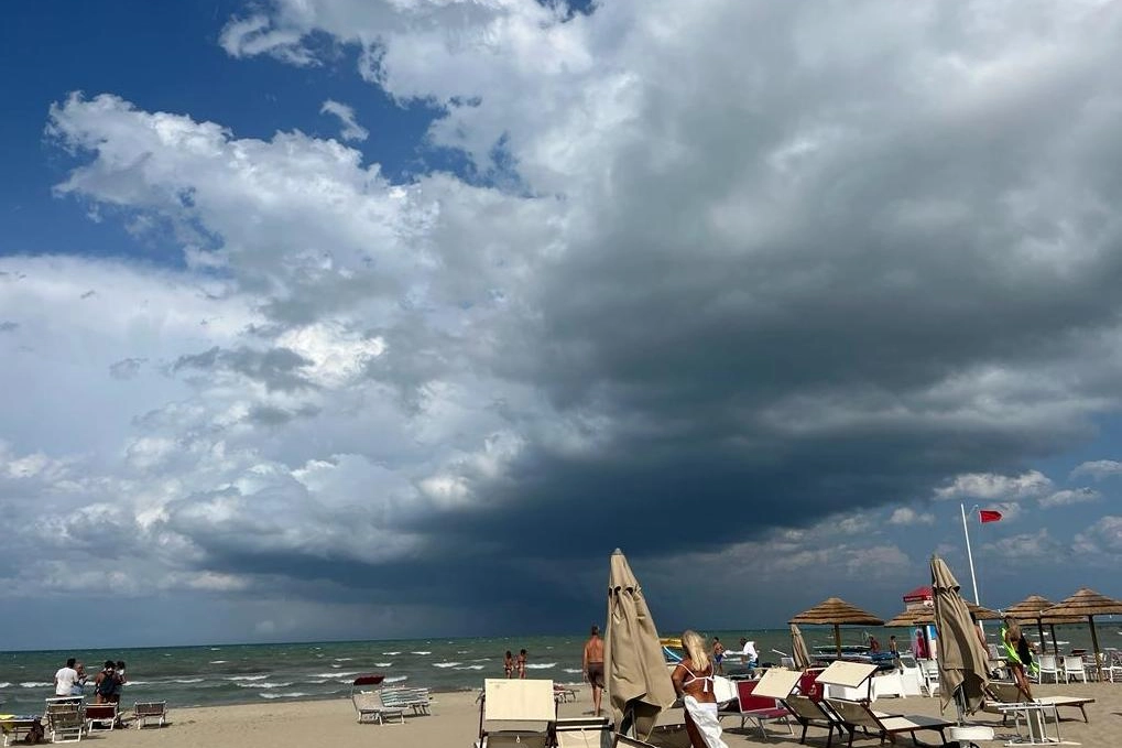 La spiaggia di Rimini con nuvoloni e vento