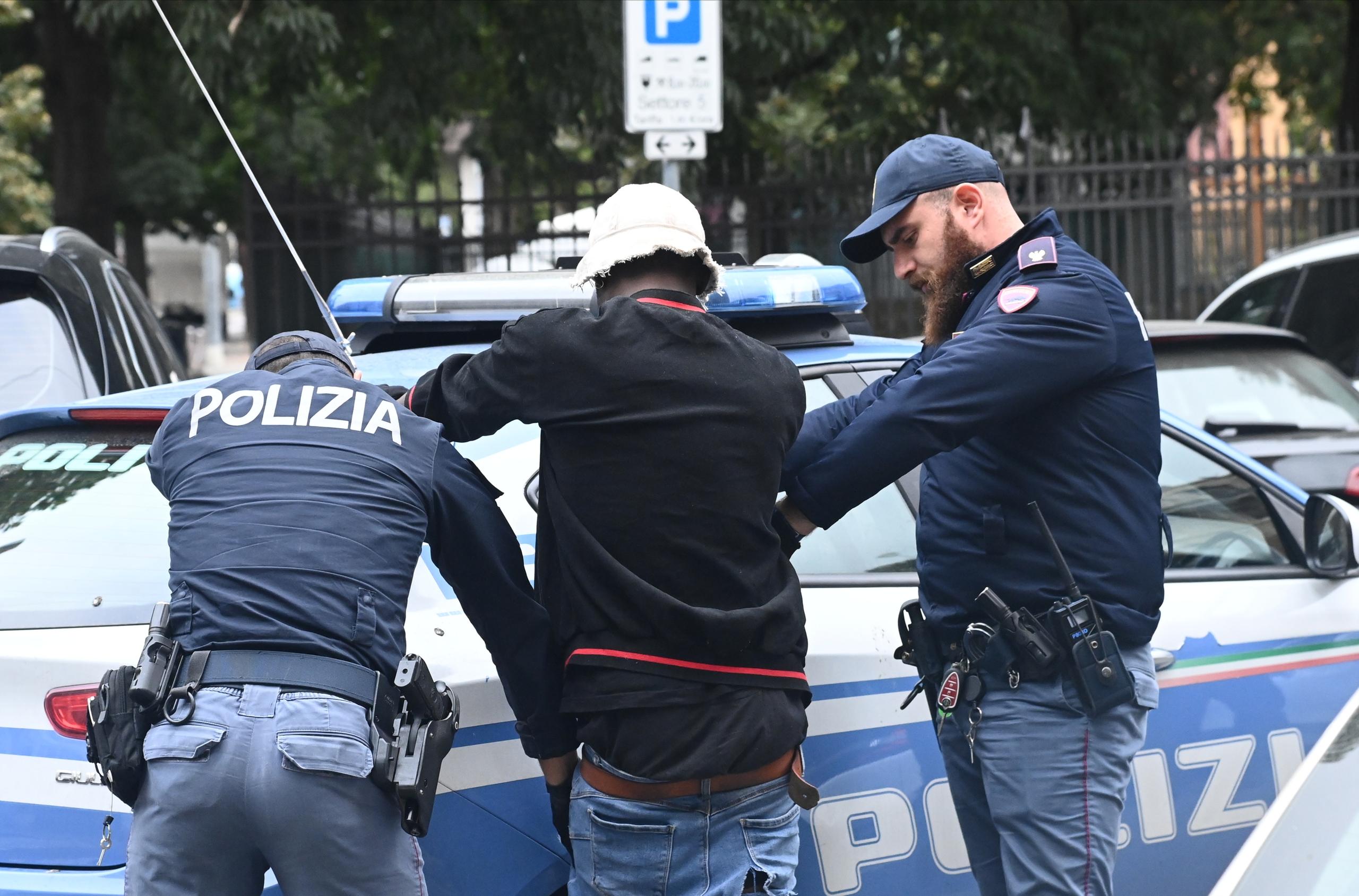 Fugge Alla Vista Della Polizia E Provoca Un Incidente Arrestato Anche Per Tentato Omicidio 