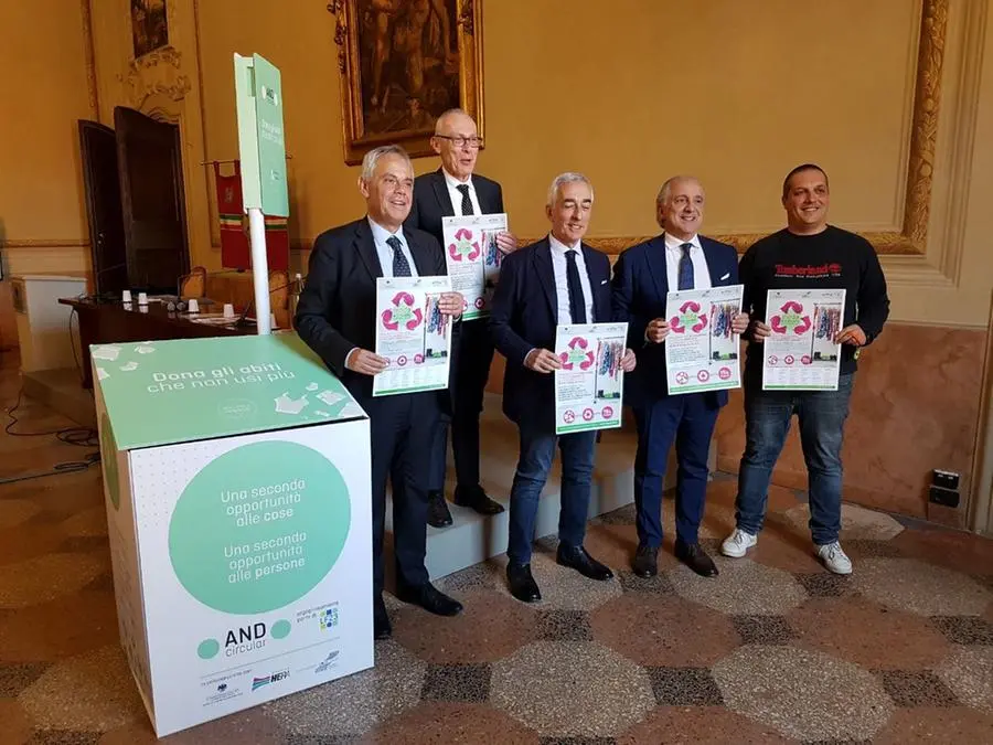 Sconto nei negozi a Bologna, fino al 15% per chi ricicla vestiti usati