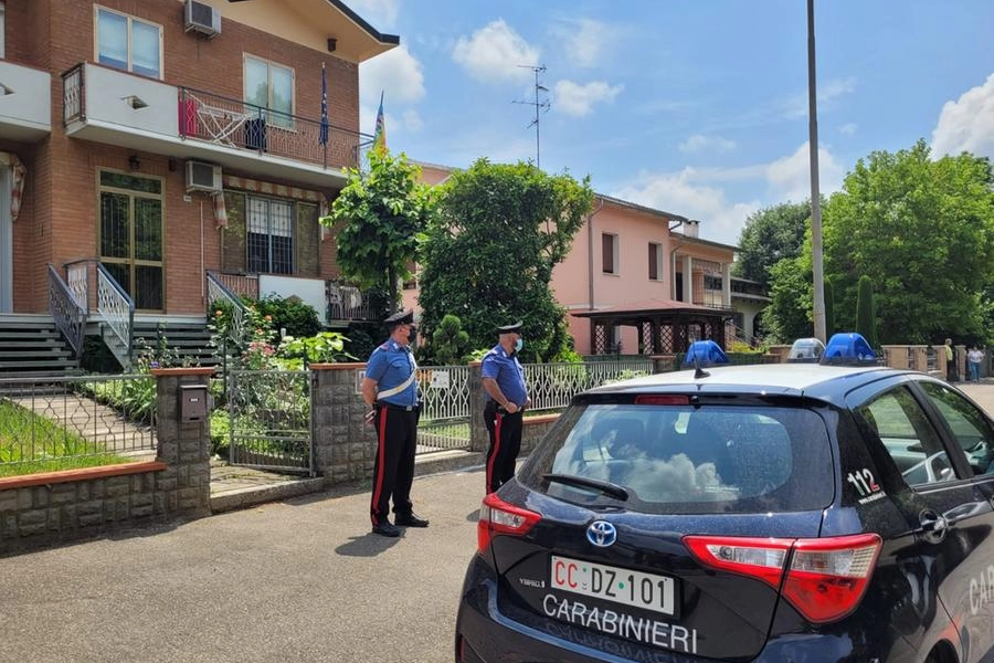 Soliera, bimbo caduto da tre metri d'altezza. Sul posto i carabinieri