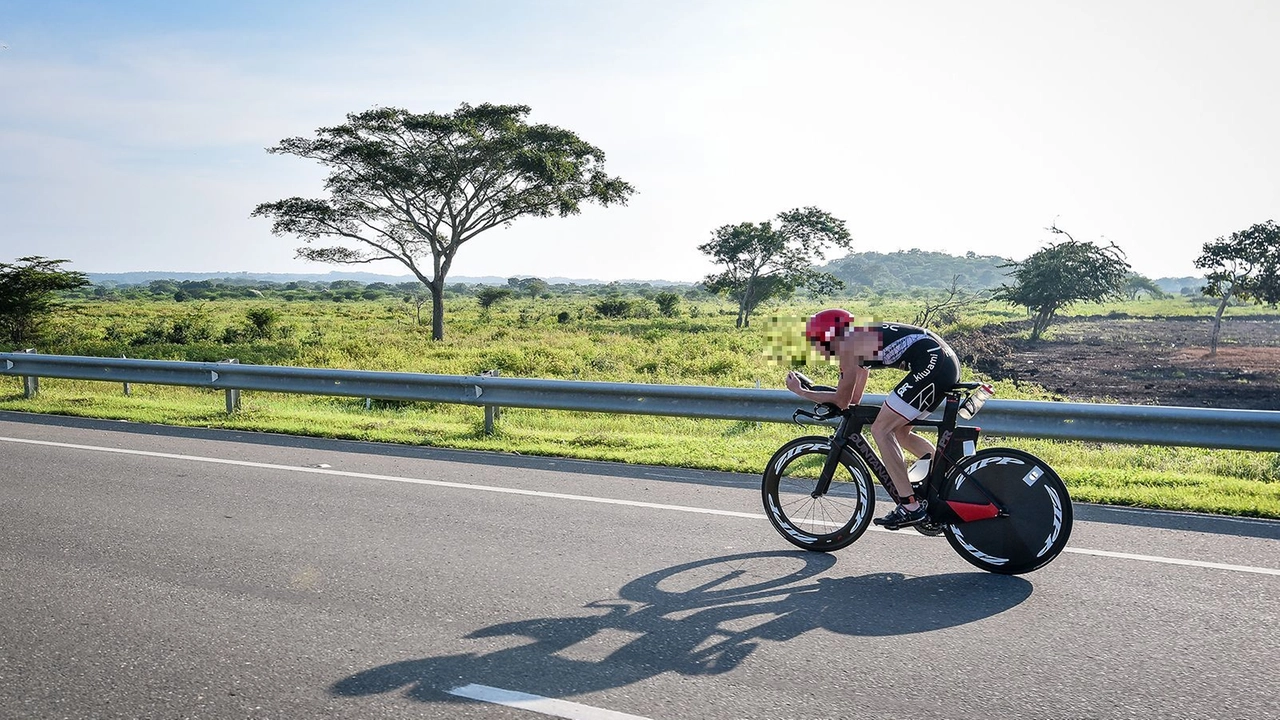 Si allena per l'Ironman in bici in a14: fermato e multato 