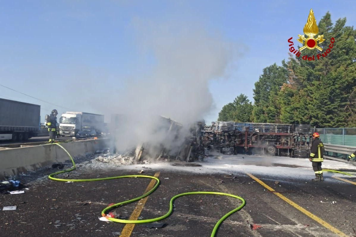 Incidente in A14 tra Forlì e Faenza, camion si ribalta e prende fuoco