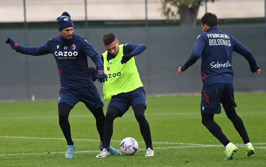 Bologna Fc allenamento: test atletici tra cuffie e guanti per capire chi sta meglio