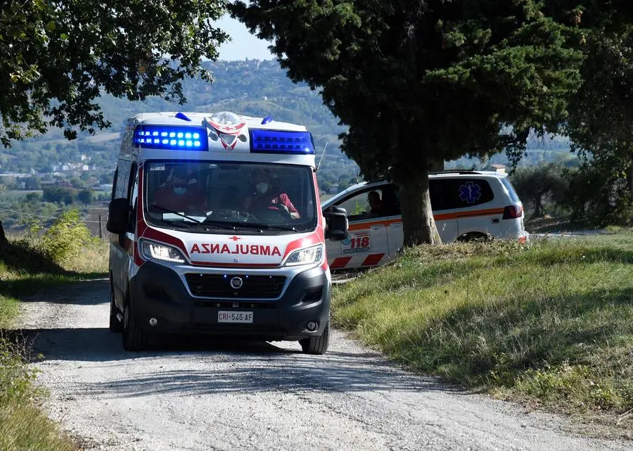 Incidente mortale Pesaro, cade dal trattore che si ribalta e muore