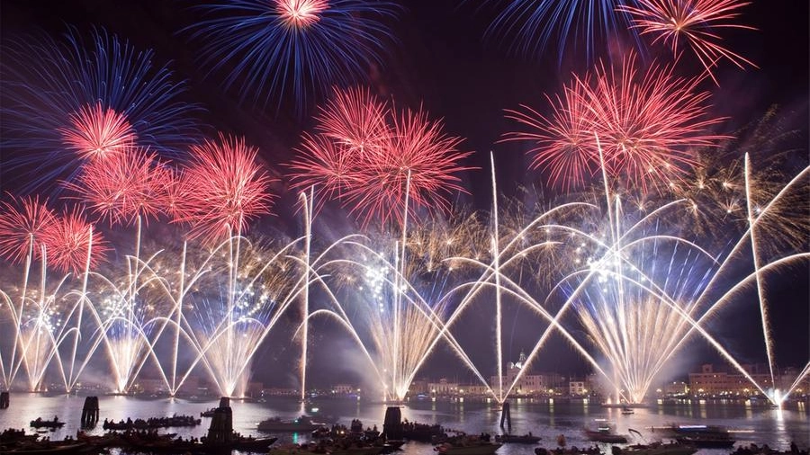 Fuochi d'artificio, folklore e regate. La tradizione si perpetua da quasi 5 secoli nel sabato che precede la terza domenica di luglio. Impegnati 80 volontari di protezione civile. Prenotazioni online e punti tampone anti Covid.