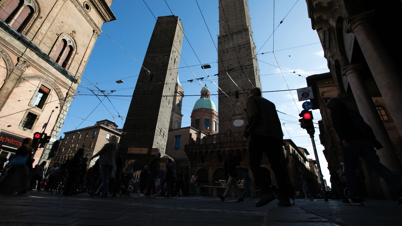 Bologna in ansia per la torre Garisenda (foto Schicchi)