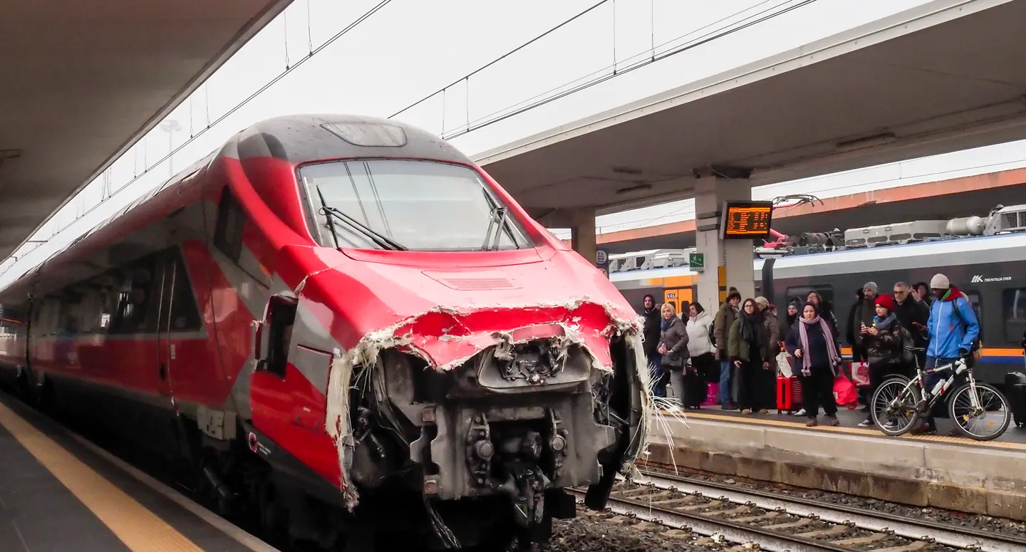 Scontro tra treni, sequestrati i libri di bordo: i punti oscuri e le carte che possono fare luce