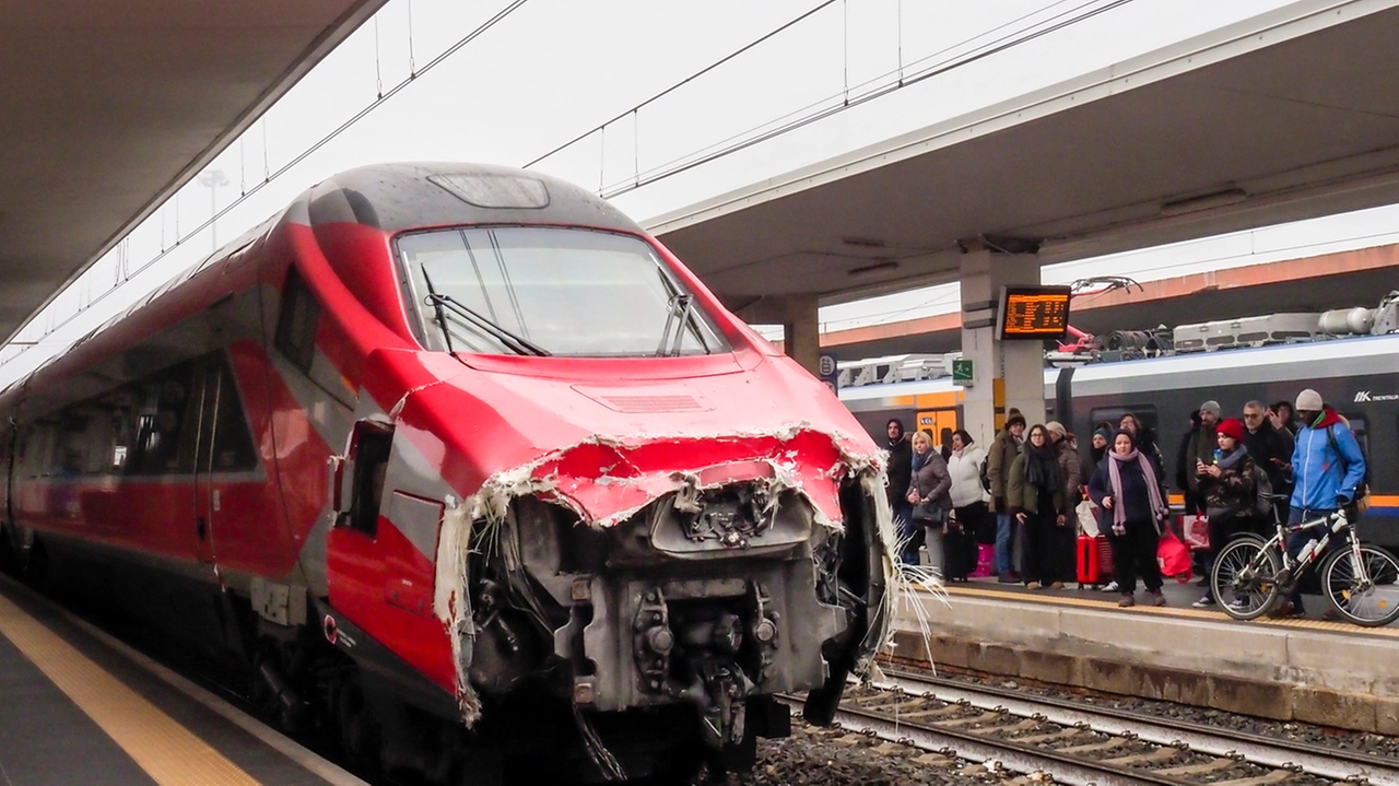 Il Frecciarossa rientrato alla stazione di Faenza: visibili i danni dell’impatto con il Regionale (Foto Tedioli)