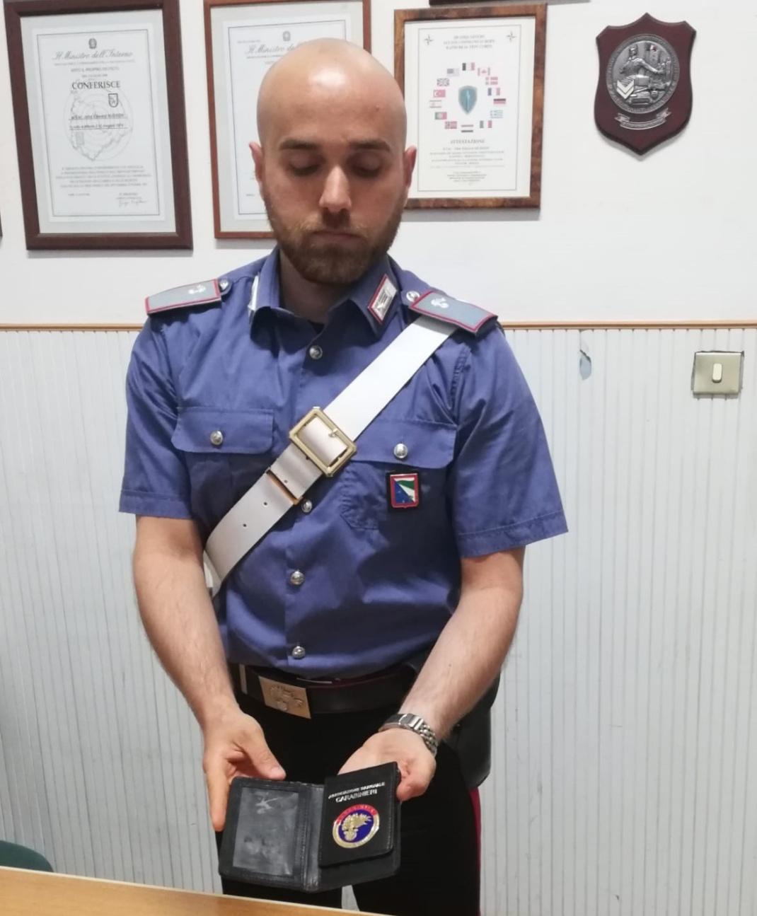 Si presentava con un distintivo della Polizia, era una truffa: arrestato un  50enne