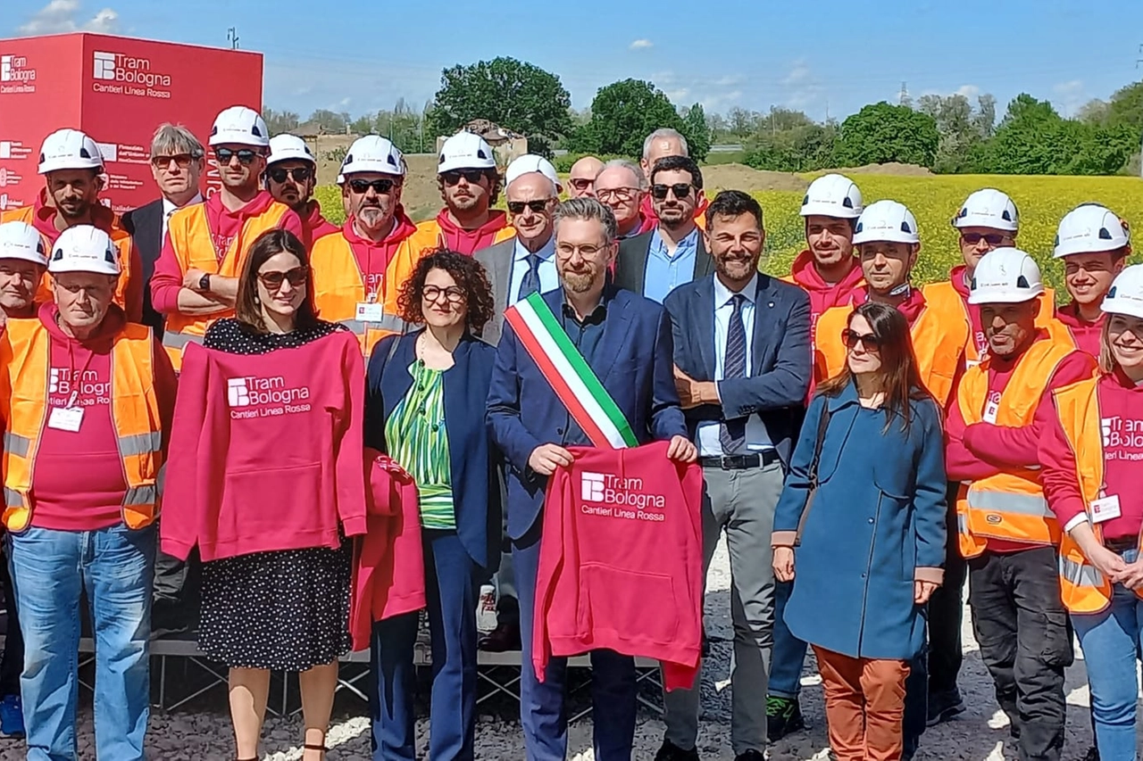 Lepore inaugura assieme agli operai il cantiere della Linea Rossa del Tram