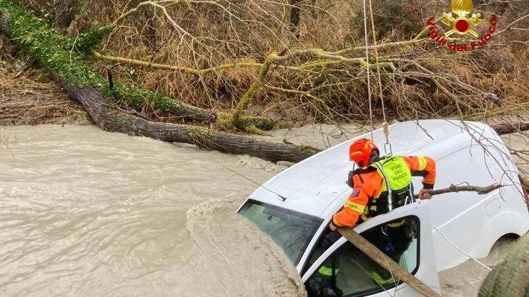 Auto trascinata dal torrente, autista si salva (foto Dire)