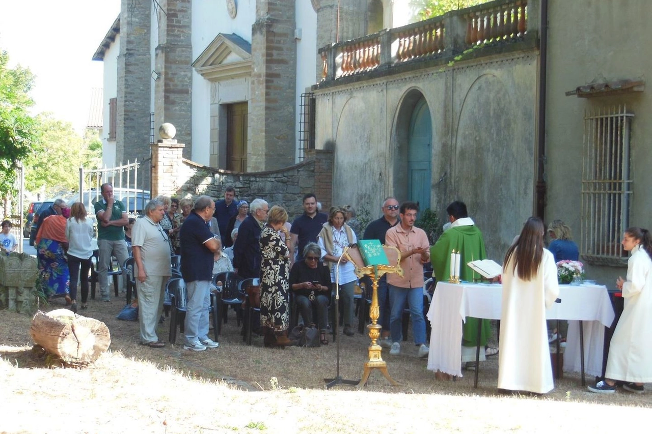 Messa all’aperto fuori dalla badia di Dovadola: è il luogo in cui è sepolta la beata Benedetta Bianchi Porro