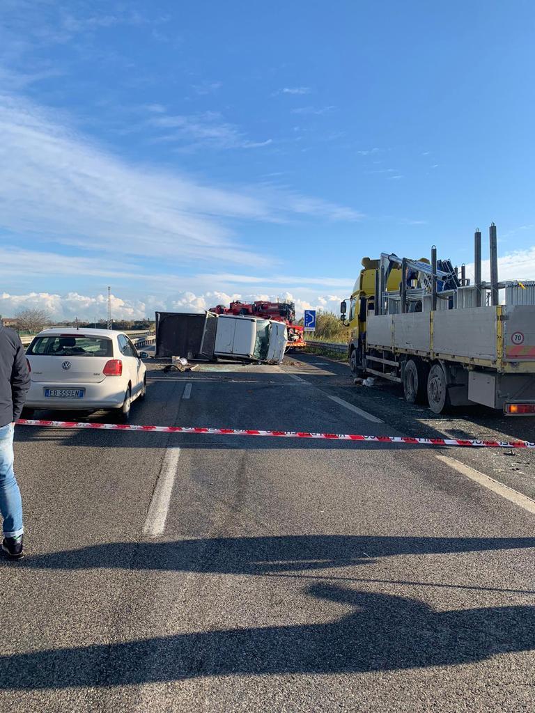 Incidente In Superstrada A Fano, Scontro Tra Due Camion E Un'auto: Un ...