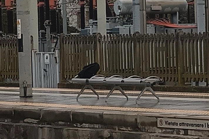 Lo zainetto abbandonato in stazione a San Pietro in Casale