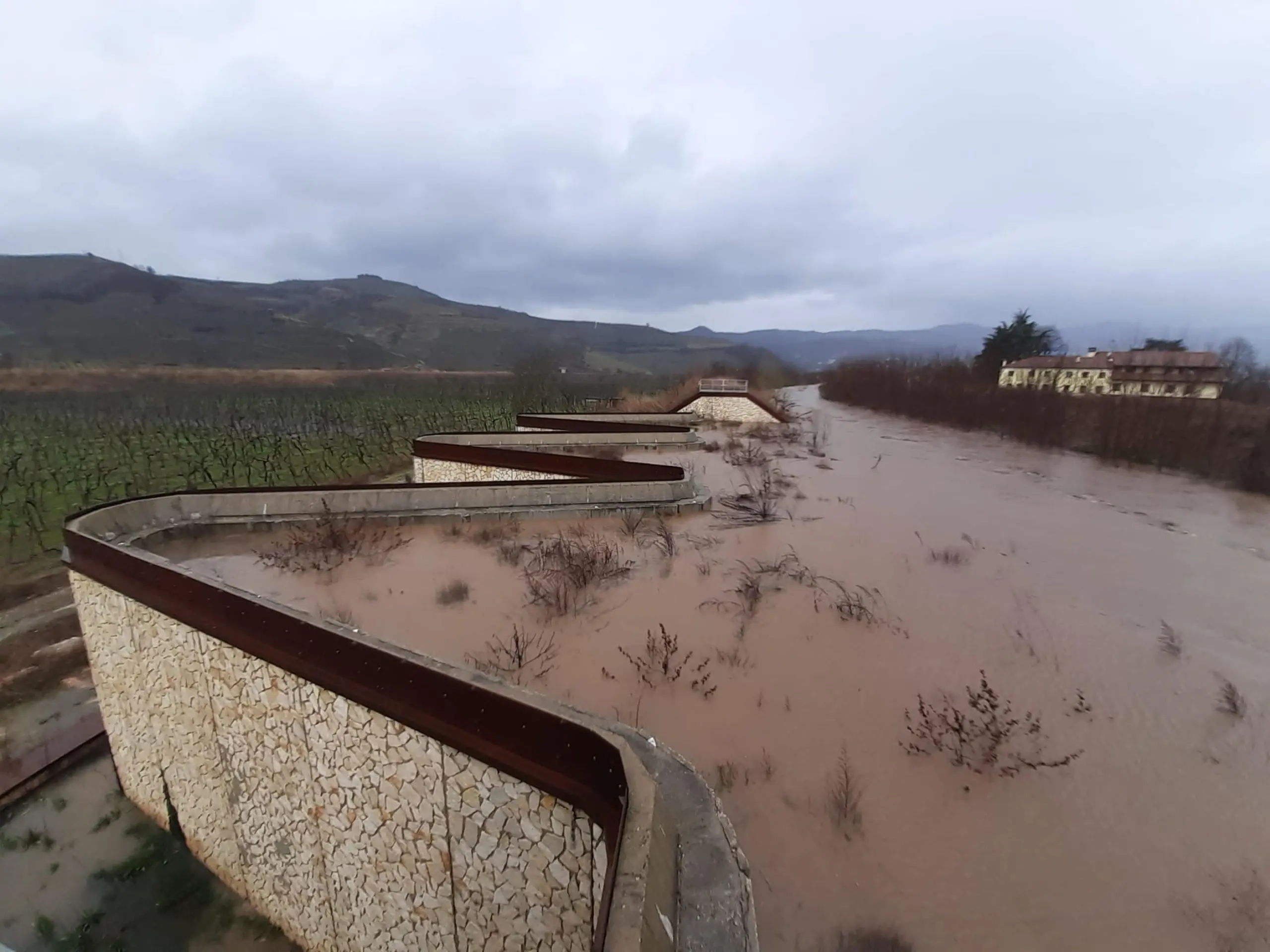 Allerta Meteo Rossa In Veneto, Si Ingrossano I Fiumi. Scuole Chiuse A ...