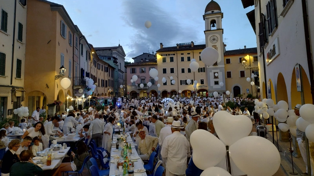 Bel colpo d’occhio sulla piazza: 800 persone di tutte le età sedute ai tavoli