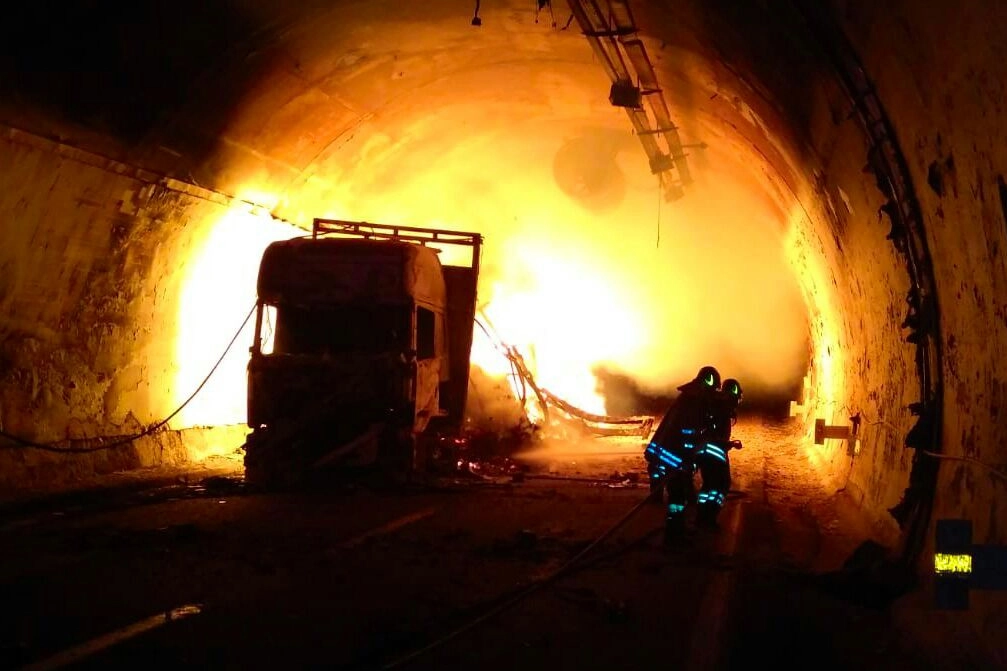 Il camion che ha preso fuoco ha gravemente danneggiato la galleria