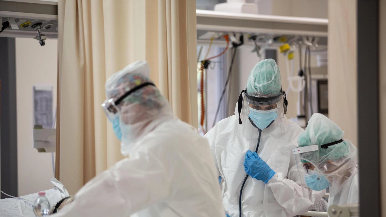 Influenza, boom di casi e letti pieni: "Nove intubati in Terapia intensiva. Stiamo reggendo con grande fatica"