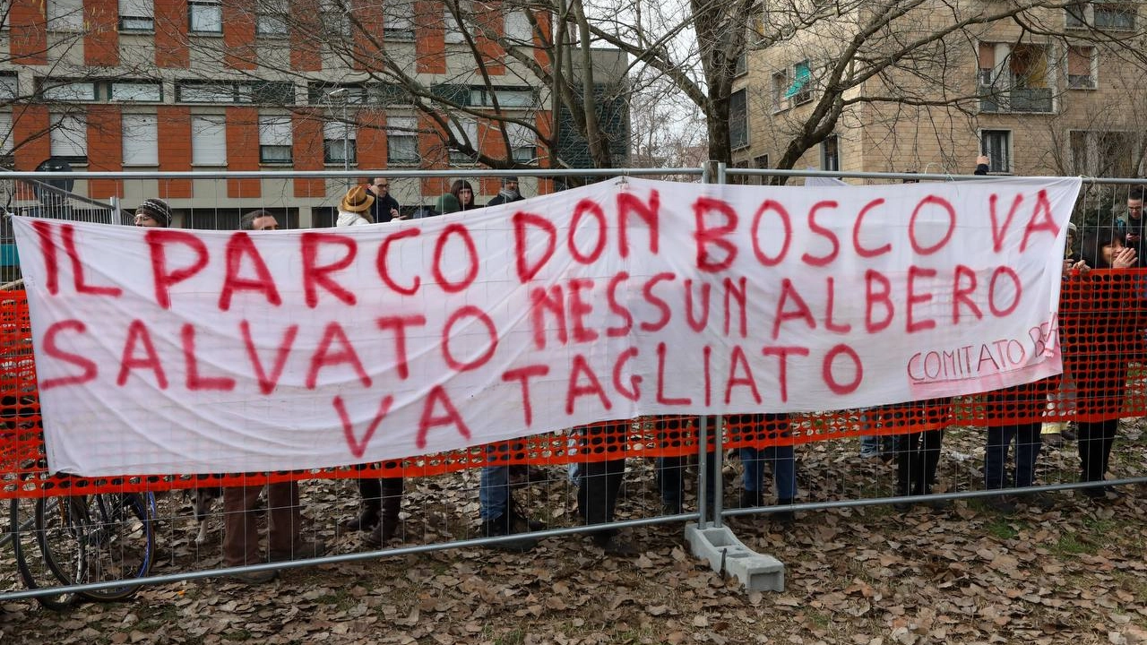 La protesta al cantiere delle scuole Besta