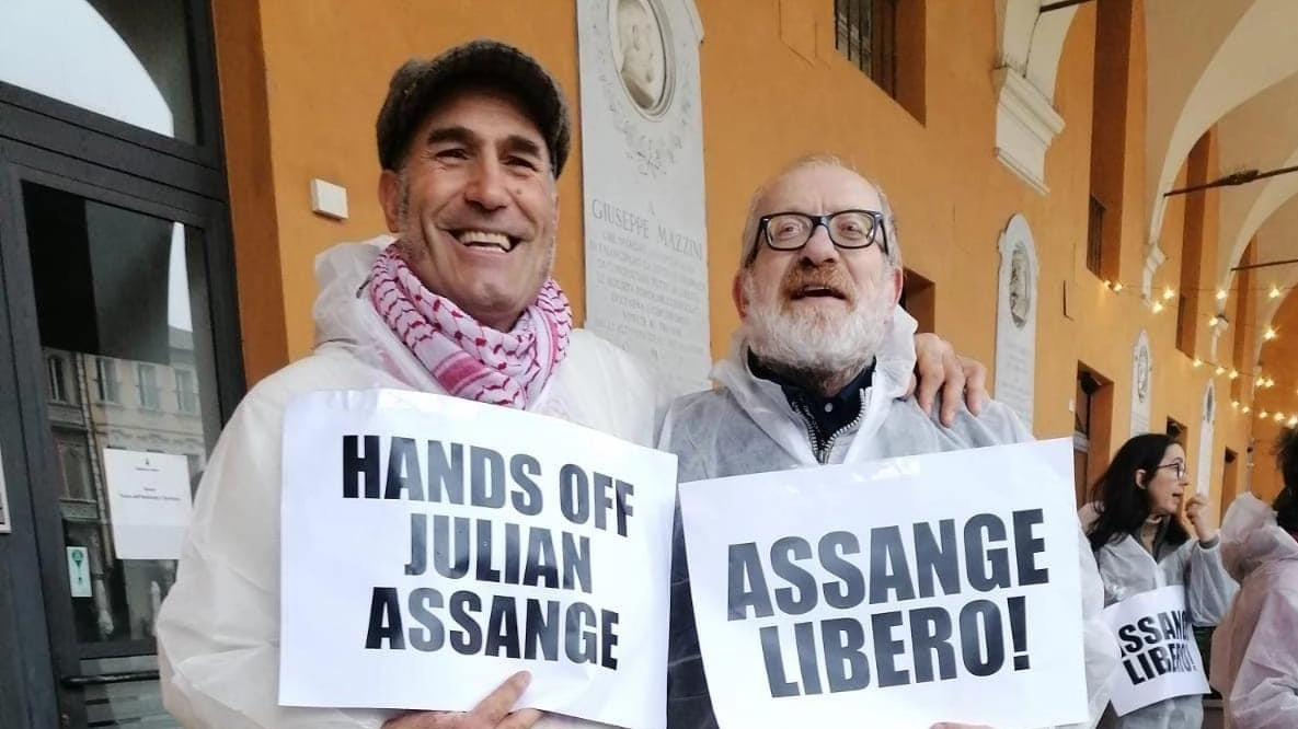 In piazza  per la libertà di Julian Assange