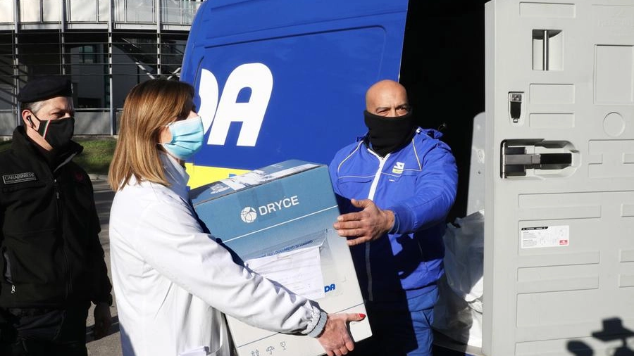 La consegna dei vaccini Moderna al Maggiore, nelle mani della dottoressa Borsari