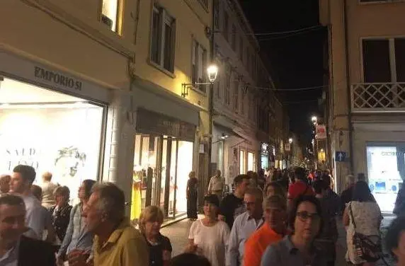 Torna la notte dei saldi