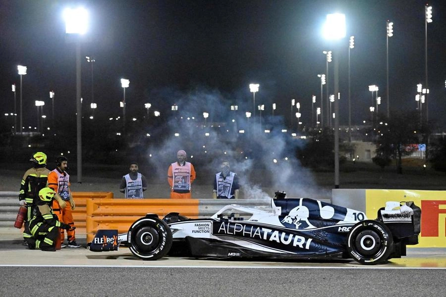 Stewards intorno alla Alpha Tauri di Gasly dopo aver spento le fiamme (Afp)