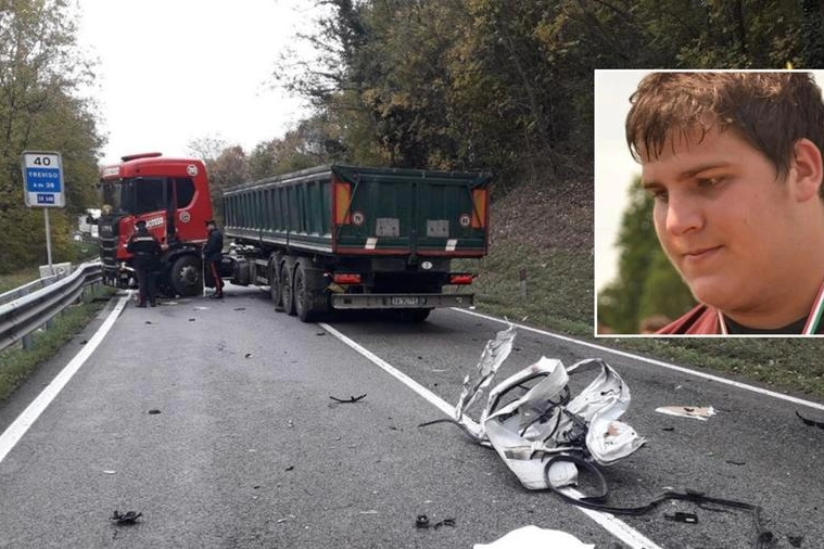 La scena dell'incidente. Nel riquadro: Salvatore Stefani con la maglia del Rugby Feltre