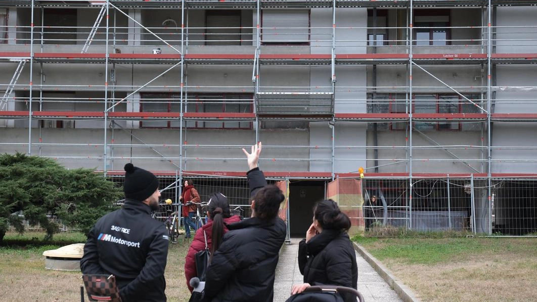 Il palazzo dal quale la 41enne Giulia Lavatura si è lanciata dal nono piano, portando con sé la figlia di sei anni e il cagnolino