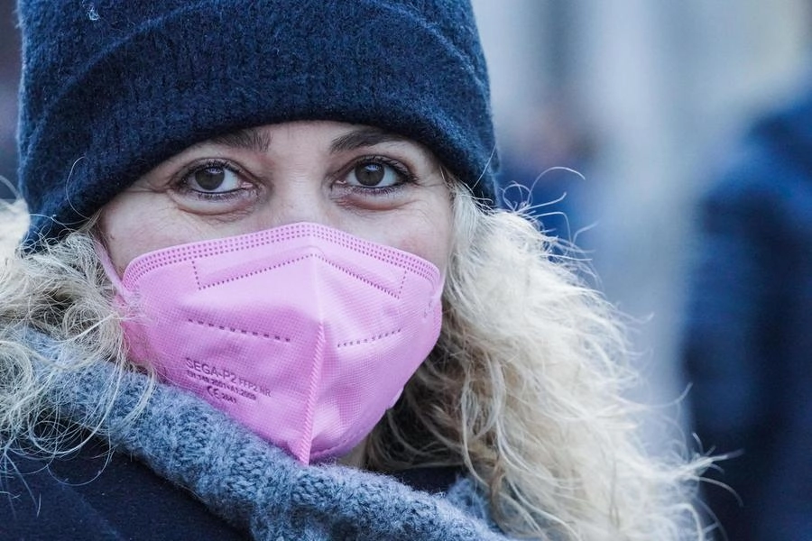 Una ragazza con la mascherina: quando potremo toglierla all'aperto?