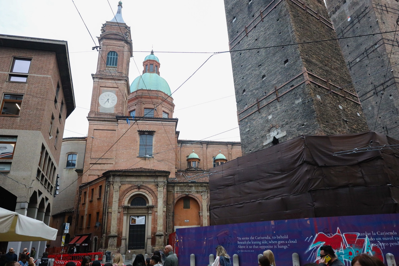 L’ingresso esterno che porta al battistero nella Basilica dei Santi Bartolomeo e Gaetano è stato transennato