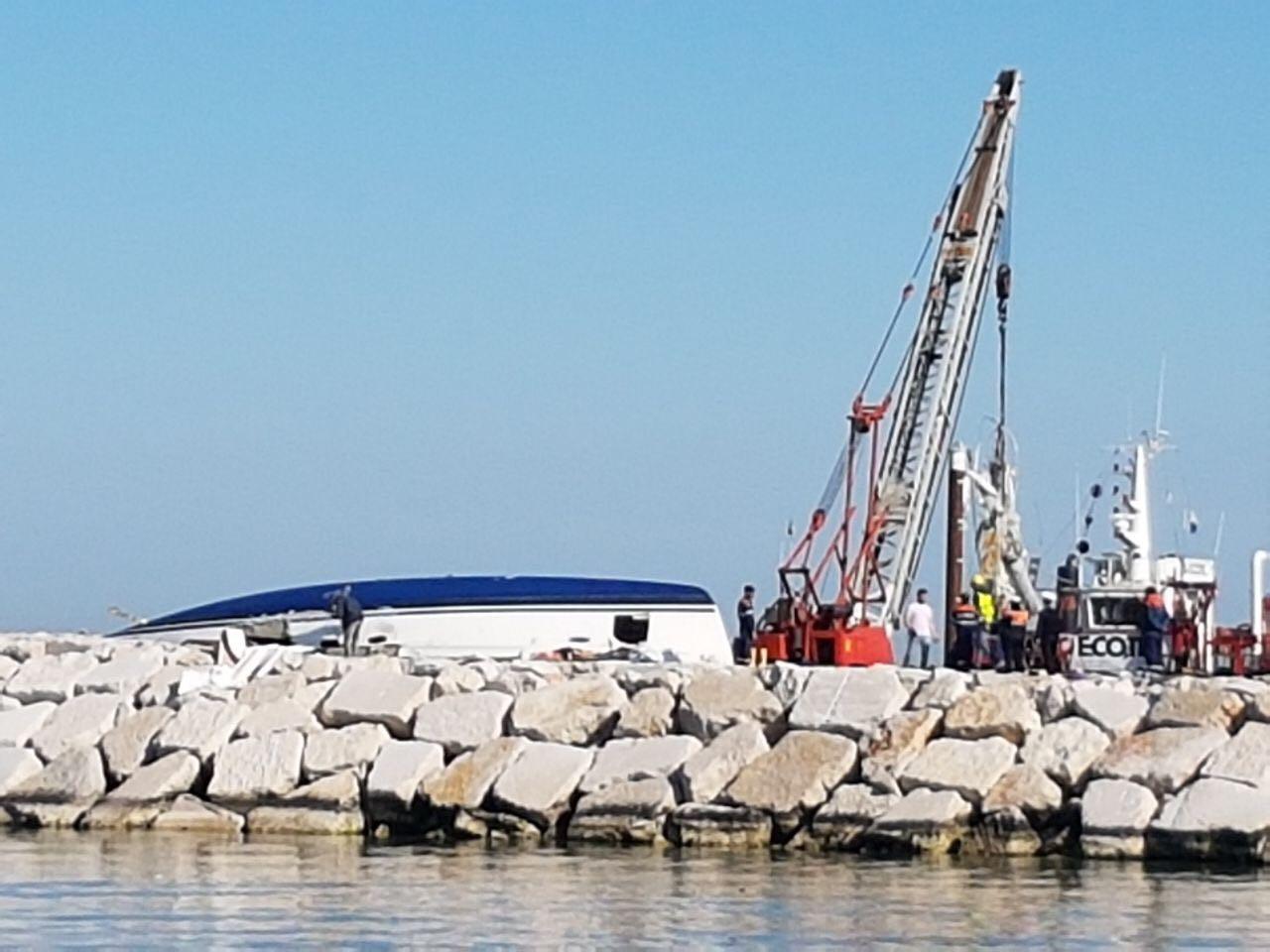 Rimini, barca contro gli scogli, via al recupero del relitto