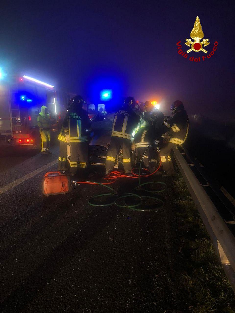 Incidente A Bologna Auto Si Ribalta Pi Volte Due Feriti